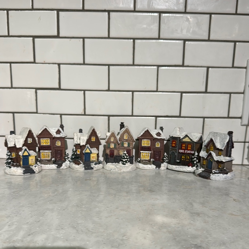 Mini light up Christmas village set! 7 pc set perfect for small displays